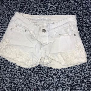⚠️4/20⚠️white detailed denim shorts